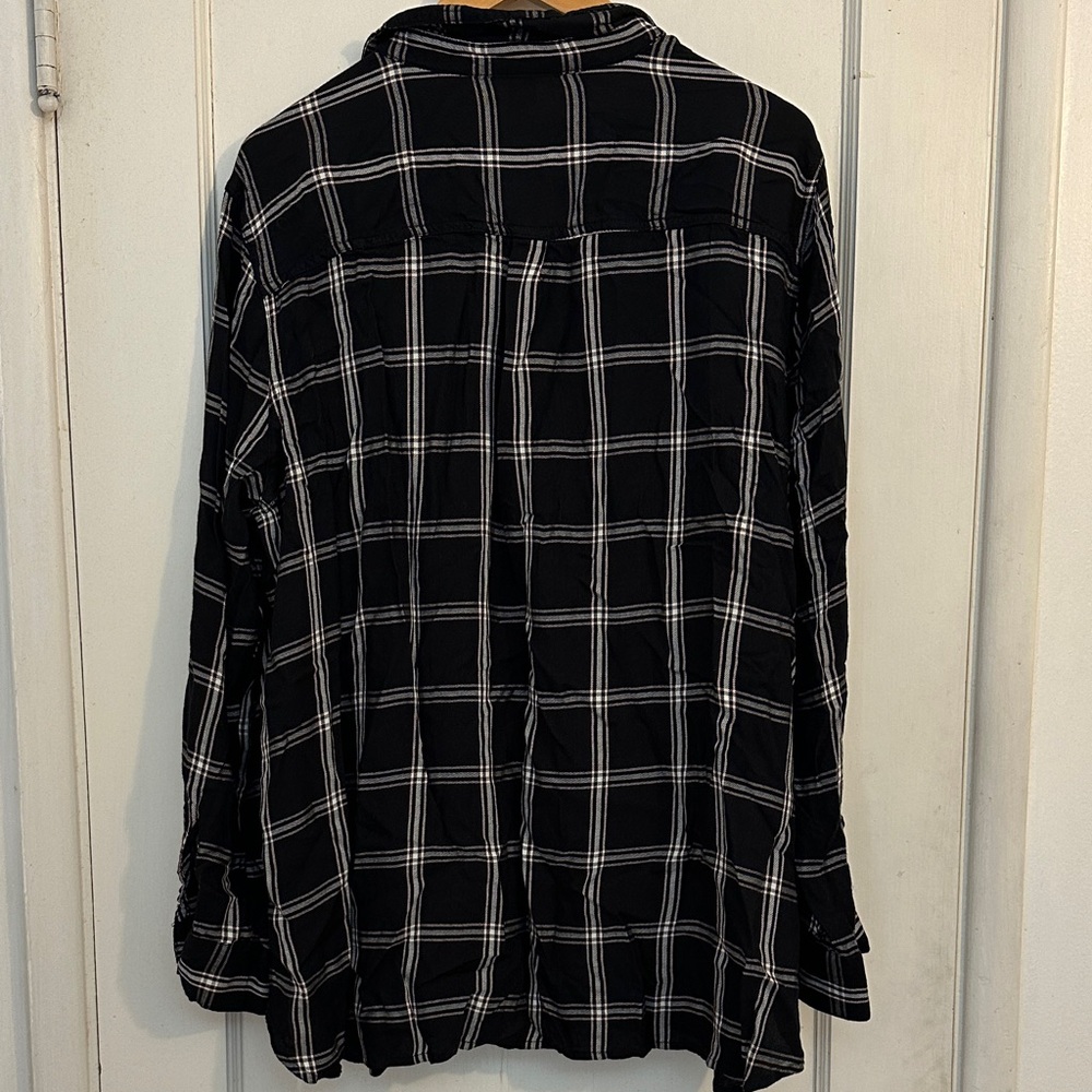 Old Navy Black and White Plaid Women's Button Down Shirt - Picture 3 of 5